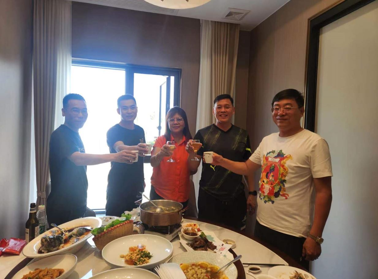 Téann Jiangyin Huada i dteagmháil le Cliaint Tagálaigis chun Tionscadal Coil Corpoideachais d'Fheirmeacha Talmhaíochta a Phlé