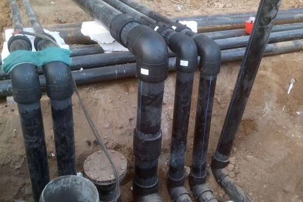 Cén tionchar a bhíonn ag teicnící comhleá ar airíonna sceitedhíonach feistis HDPE?